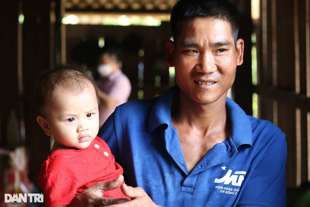 Cám cảnh gia đình bố mẹ ngây dại, đàn con thơ đói ăn, lo thất học - 2 Cám cảnh gia đình bố mẹ ngây dại, đàn con thơ đói ăn, lo thất học - 2