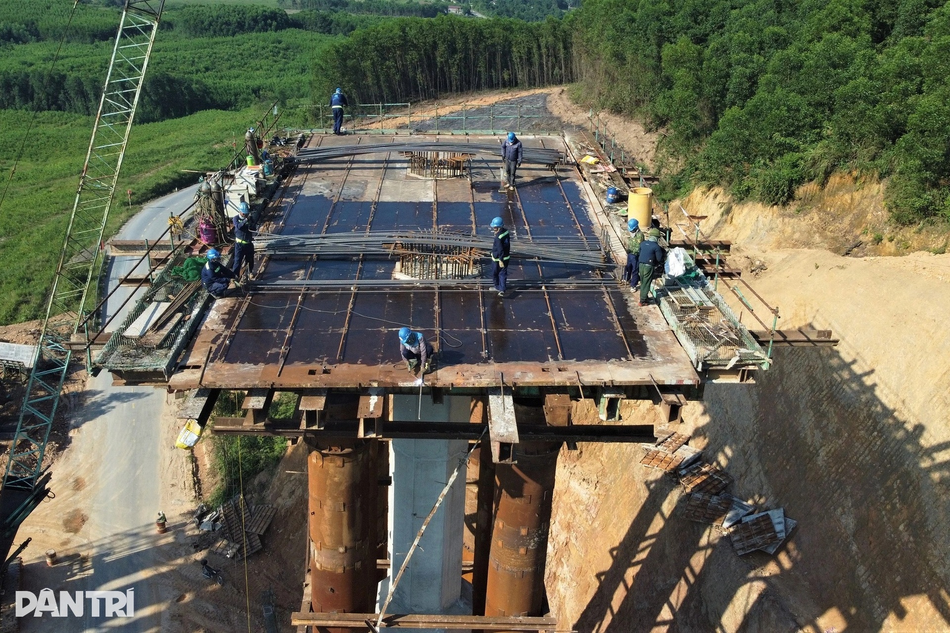 Ngắm vẻ đẹp kỳ vĩ tuyến cao tốc Vũng Áng - Bùng, sẽ thông xe trong tháng 6 - 4 Ngắm vẻ đẹp kỳ vĩ tuyến cao tốc Vũng Áng - Bùng, sẽ thông xe trong tháng 6 - 4