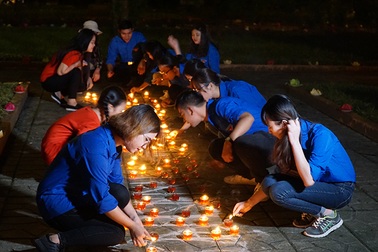 Bạn trẻ thắp nến tưởng nhớ ​4 năm ngày mất của Đại tướng Võ Nguyên Giáp