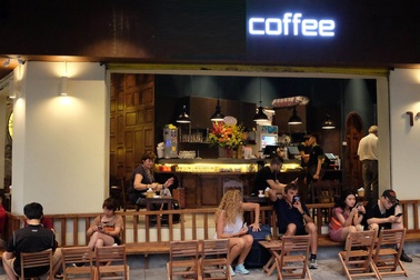 Kê ghế gỗ ngồi hưởng gió trời, trào lưu mới ồn ào vỉa hè Hà Nội