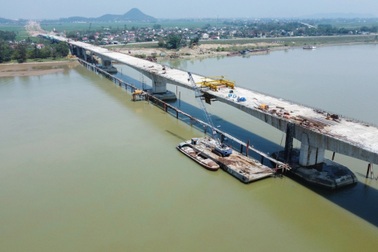 Hợp long cầu đường bộ dài nhất cao tốc Bắc - Nam