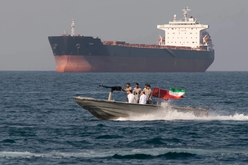 Iran nhận khoản thu đầu tiên từ thu phí quá cảnh eo biển Hormuz - 1