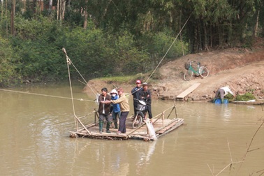 Dân đòi trả ruộng vì... không có đường vận chuyển nông sản