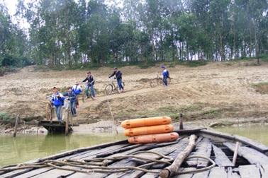 Chòng chành qua đò tới trường