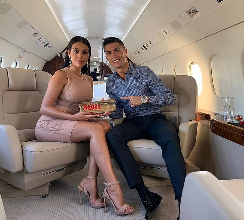 C.Ronaldo chi hơn 2,5 tỷ mua xế hộp xịn tặng mẹ - 2 C.Ronaldo chi hơn 2,5 tỷ mua xế hộp xịn tặng mẹ - 2