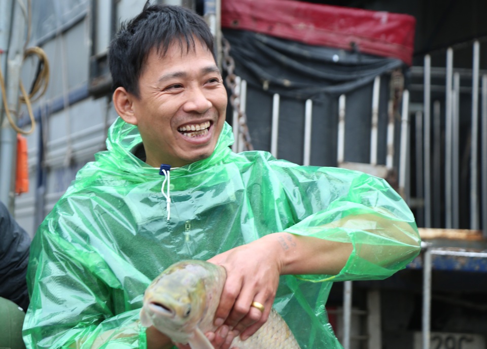 Mưu sinh trong giá rét giữa chợ cá lớn nhất Thủ đô - 19