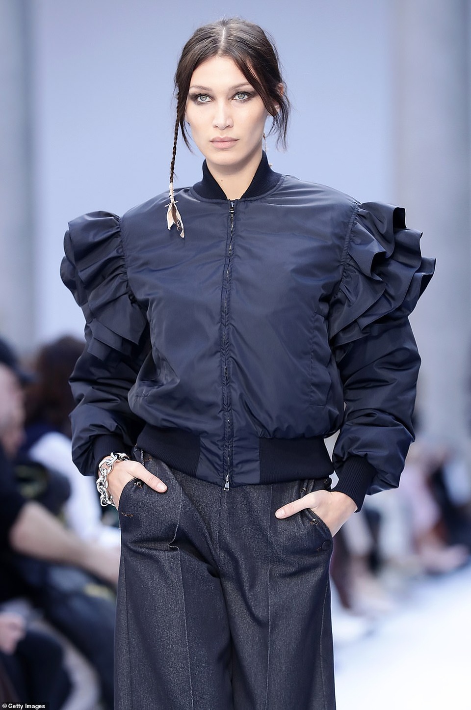 Bella Hadid mặc áo xuyên thấu táo bạo - 5 Bella Hadid mặc áo xuyên thấu táo bạo - 5