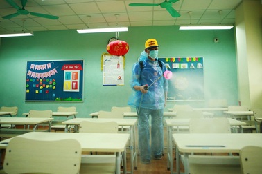 Trường học tổng vệ sinh, phun khử khuẩn trước ngày mở cửa trở lại