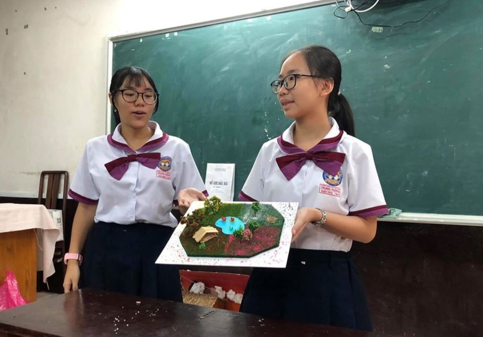 Ngỡ ngàng bài kiểm tra Văn làm bằng mô hình của học sinh TPHCM - 6 Ngỡ ngàng bài kiểm tra Văn làm bằng mô hình của học sinh TPHCM - 6