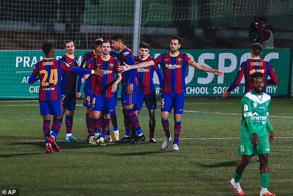 Barcelona đá hỏng hai quả phạt đền ở trận thắng đội hạng Ba - 4 Barcelona đá hỏng hai quả phạt đền ở trận thắng đội hạng Ba - 4