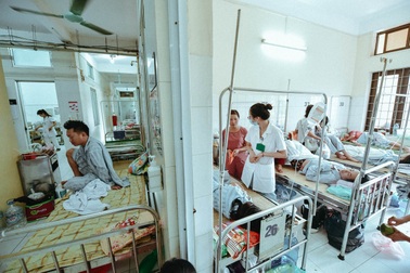 Bên trong điểm nóng điều trị sốt xuất huyết ở Hà Nội