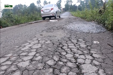 Người dân phải lập rào chắn chặn xe quá tải vào đường làng né trạm thu phí BOT