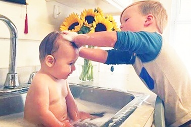 Thư giãn cuối tuần: Chuyện gì xảy ra khi anh lớn chăm em bé