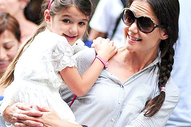 Katie Holmes - Bà mẹ ngôi sao tận tụy với con gái