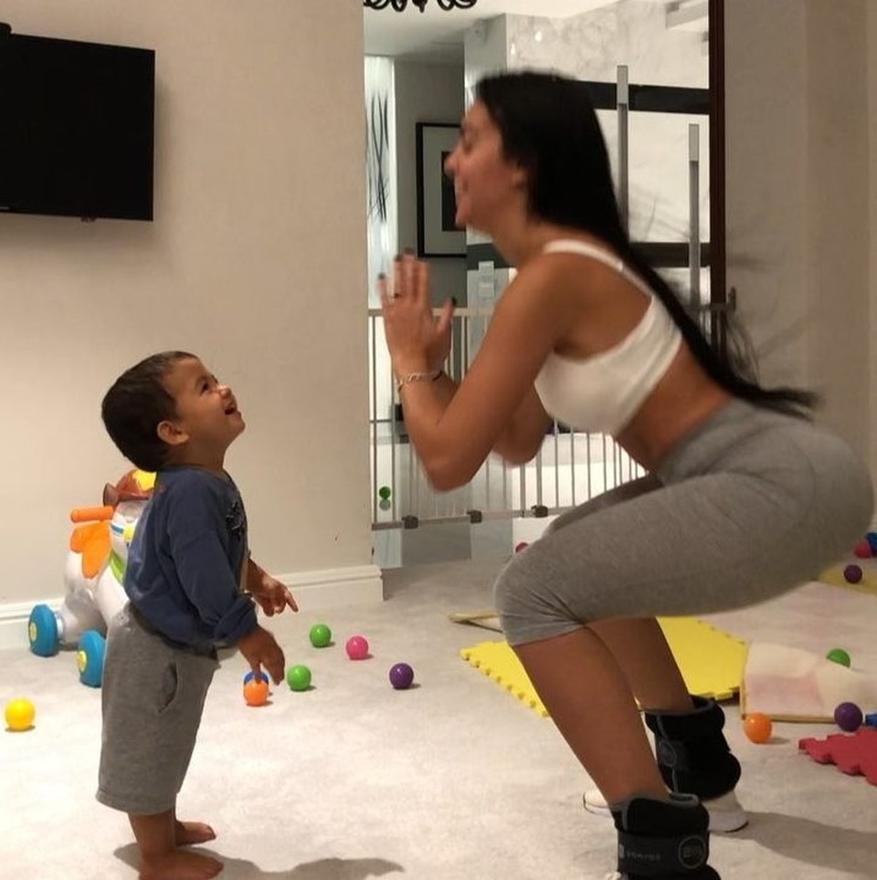 Bạn gái C.Ronaldo khoe vóc dáng gợi cảm trên tạp chí - 5 Bạn gái C.Ronaldo khoe vóc dáng gợi cảm trên tạp chí - 5