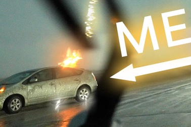 "Mục sở thị" khoảnh khắc chiếc Toyota Prius bị sét đánh