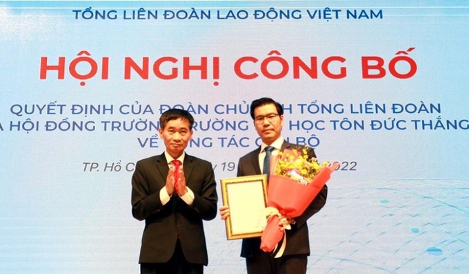 Ông Trần Văn Thuật, Phó Chủ tịch Tổng Liên đoàn Lao động Việt Nam trao quyết định công nhận hiệu trưởng cho TS. Trần Trọng Đạo.