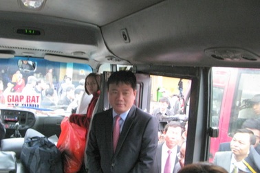 Bộ trưởng Thăng vào bến xe chúc Tết hành khách