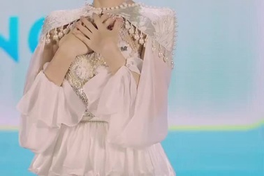 Hòa Minzy nhận cú đúp giải thưởng