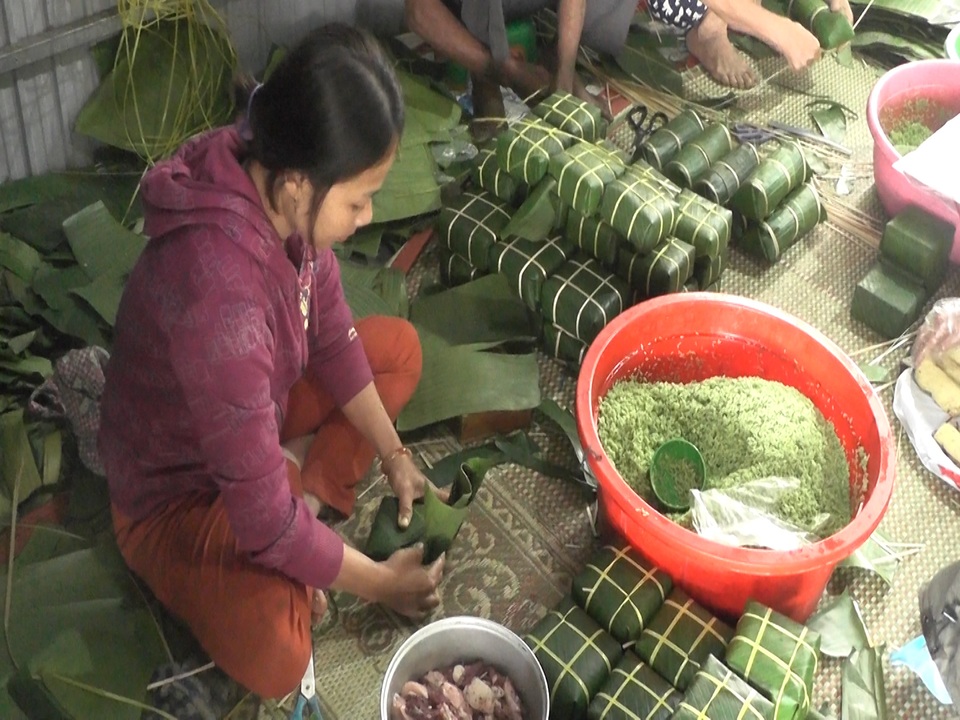 Cận Tết, làng bánh chưng, bánh tét “chạy nước rút” vẫn không đủ cung cấp - 2 Cận Tết, làng bánh chưng, bánh tét “chạy nước rút” vẫn không đủ cung cấp - 2
