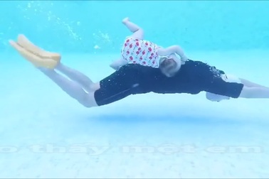 Lớp huấn luyện lặn dành cho trẻ sơ sinh gây tranh cãi