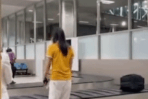 Thêm một nữ hành khách nhảy nhót, quay clip trên băng chuyền ở sân bay