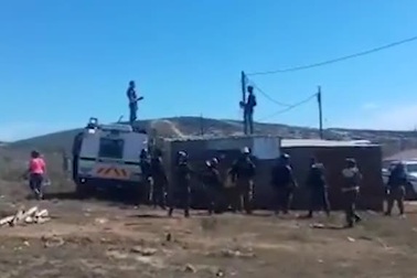 Sốc với người cha ném con từ trên mái nhà để phản đối chính quyền