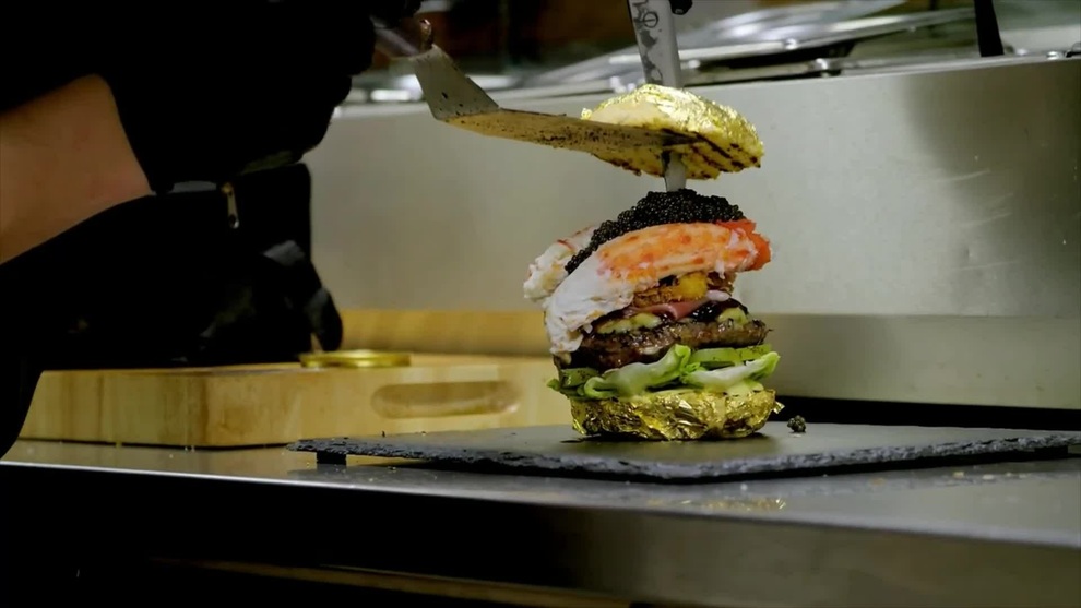 Có gì bên trong chiếc bánh burger đắt nhất thế giới giá hơn 132 triệu đồng? - 2 Có gì bên trong chiếc bánh burger đắt nhất thế giới giá hơn 132 triệu đồng? - 2