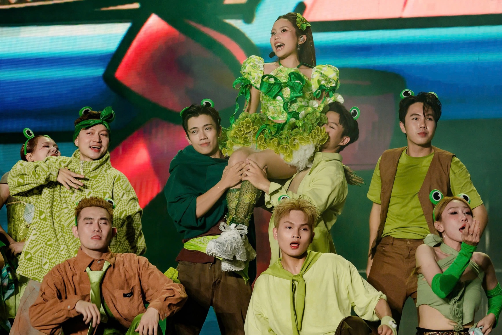 Phuong Ly brilha, o artista popular Thanh Ngoan canta Xam pela primeira vez com o grupo Phương Ly tỏa sáng, NSND Thanh Ngoan lần đầu hát xẩm cùng dàn “em xinh” - 7