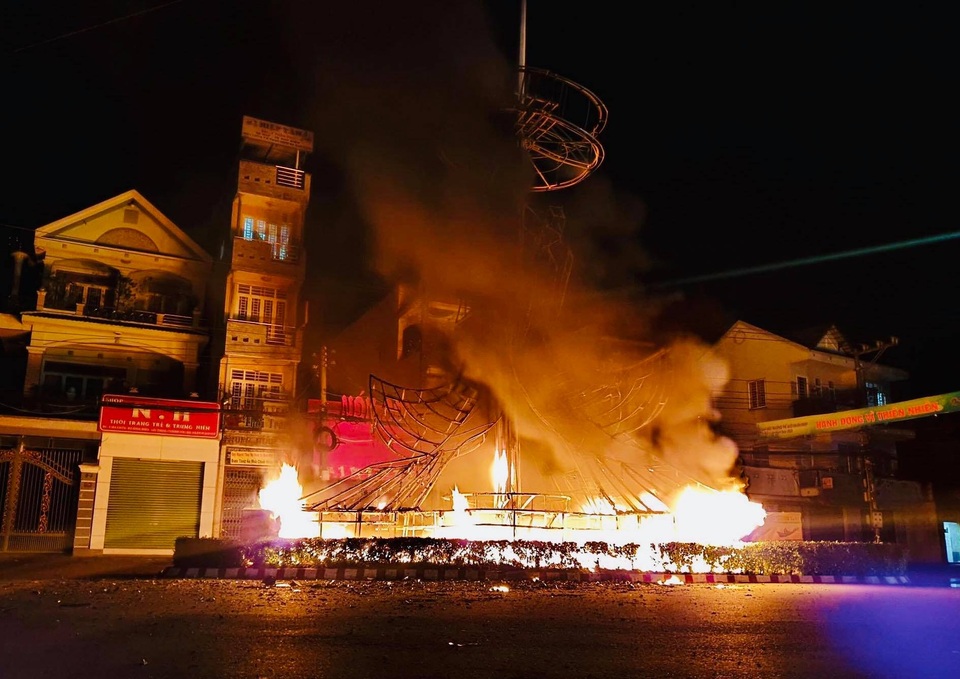 Cột đèn trang trí giữa vòng xoay bốc cháy dữ dội trong đêm - 1