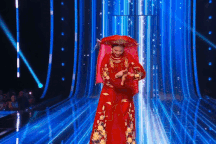 Bùi Quỳnh Hoa gây ấn tượng tốt ở phần thi trình diễn trang phục dân tộc