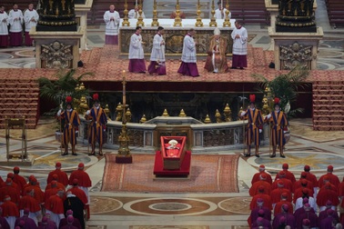 Hàng chục nghìn người xếp hàng chờ viếng Giáo hoàng Francis