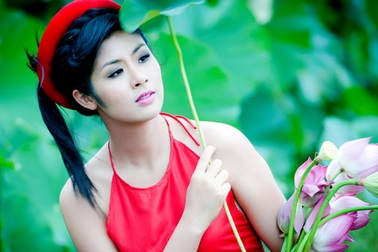 Ngắm hoa hậu Ngọc Hân yếm thắm e ấp bên sen hồng