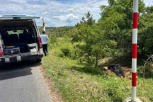 Người đàn ông tử vong cạnh cột biển báo giao thông ở Lâm Đồng