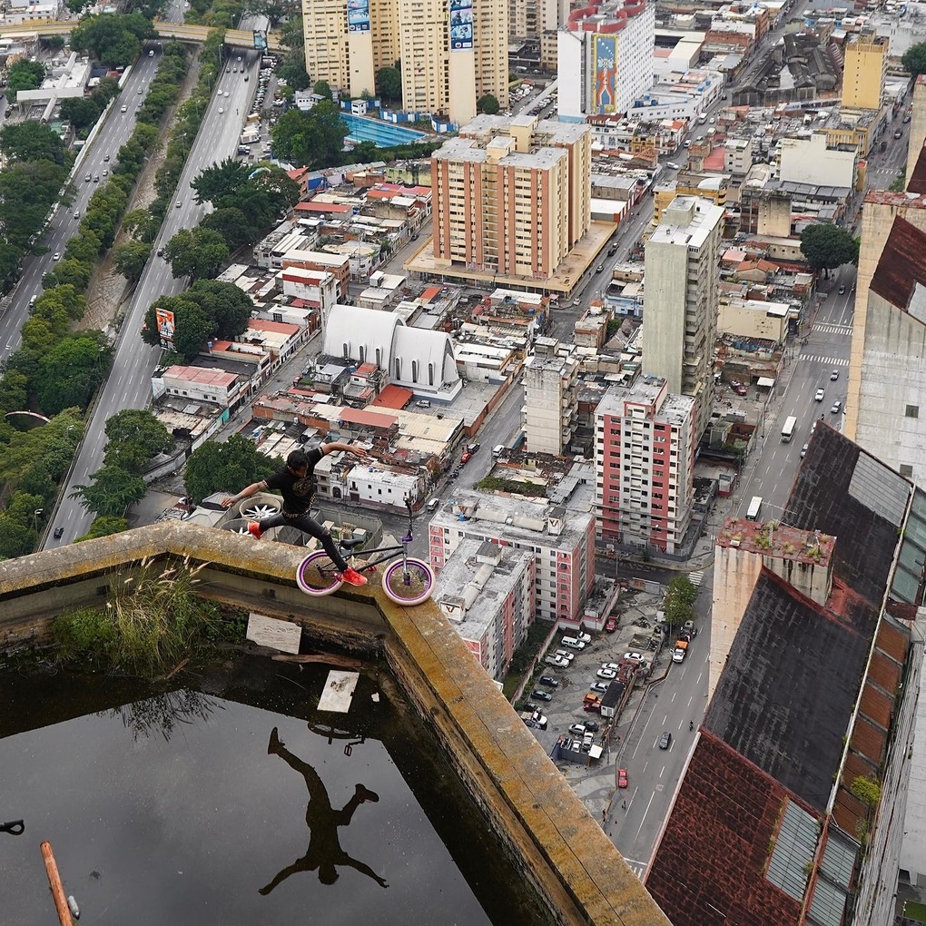 Không sợ chết, nguời nhện Venezuela đu một tay trên nóc nhà chọc trời - 2 Không sợ chết, nguời nhện Venezuela đu một tay trên nóc nhà chọc trời - 2
