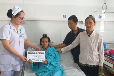 Bạn đọc Dân trí giúp người phụ nữ buôn ve chai bị hai em học sinh tông xe nhập viện