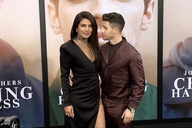 Priyanka Chopra sánh đôi chồng dự sự kiện