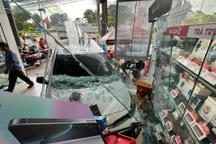 Nữ tài xế lái ô tô tông vỡ kính cửa hàng điện tử ở Đồng Nai