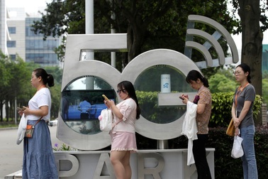 Mỹ tấn công “đầu rồng” Huawei, thủ phủ công nghệ Trung Quốc điêu đứng