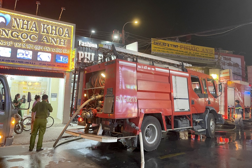 Cháy nhà trong khu dân cư, nhiều người ở TPHCM hô hoán tháo chạy - 2 Cháy nhà trong khu dân cư, nhiều người ở TPHCM hô hoán tháo chạy - 2