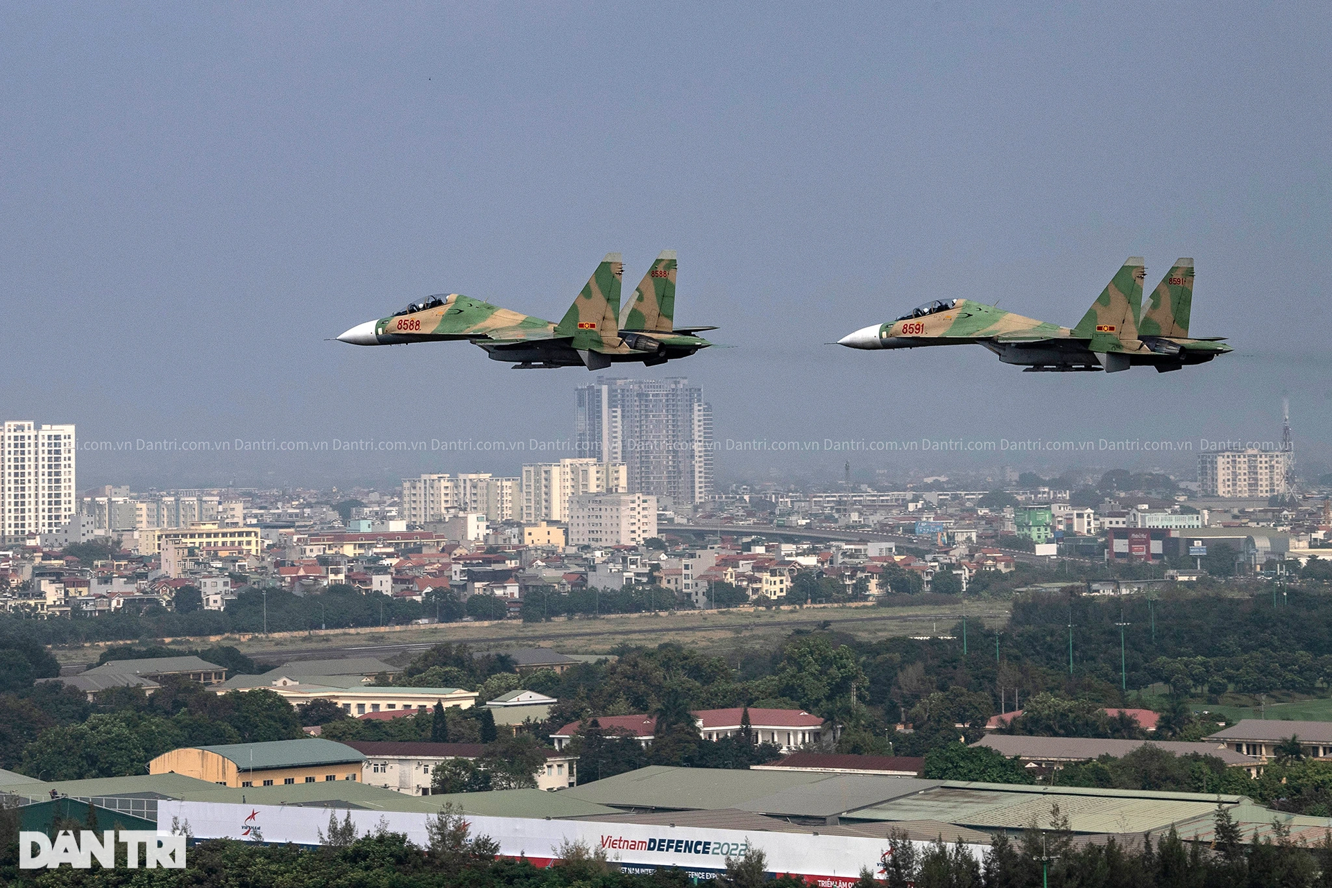 Mãn nhãn màn Su-30MK2 tập luyện, bắn đạn nhiễu trên bầu trời Hà Nội - 7 Mãn nhãn màn Su-30MK2 tập luyện, bắn đạn nhiễu trên bầu trời Hà Nội - 7