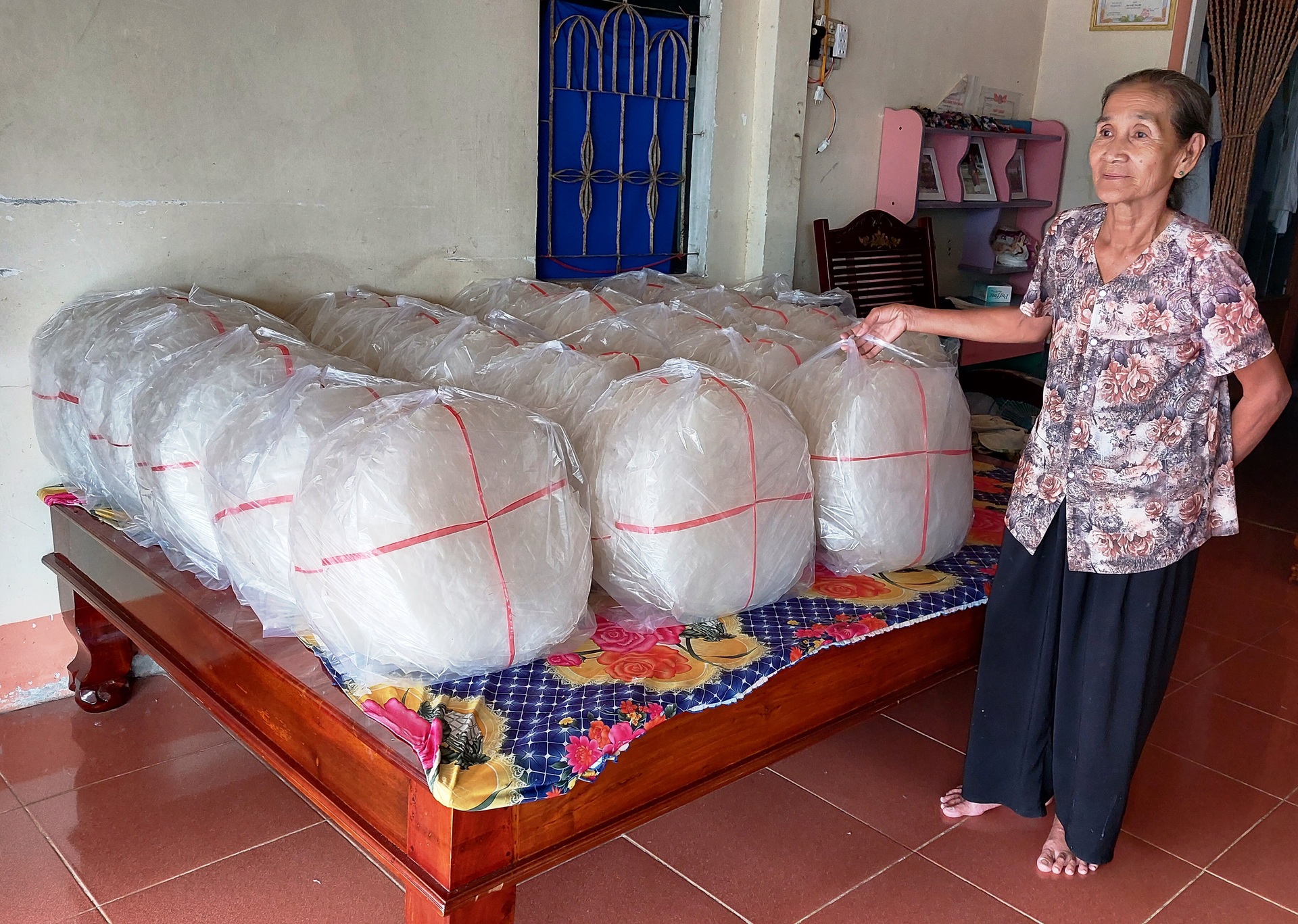 Làng nghề bánh tráng 100 tuổi tất bật những ngày giáp Tết - 12 Làng nghề bánh tráng 100 tuổi tất bật những ngày giáp Tết - 12