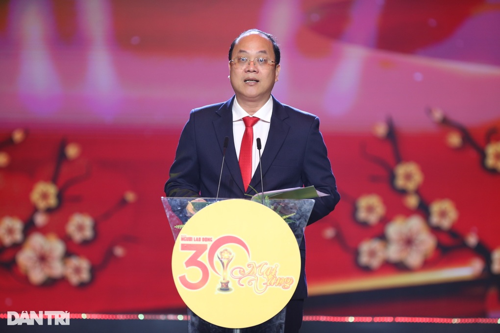 Anh trai chông gai - Anh trai say hi đồng giải ở Mai Vàng, fan tranh cãi - 1 Anh trai chông gai - Anh trai say hi đồng giải ở Mai Vàng, fan tranh cãi - 1