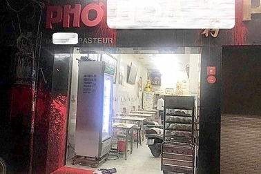 Quán phở ở trung tâm TPHCM bị “khủng bố” bằng mắm tôm, lòng lợn