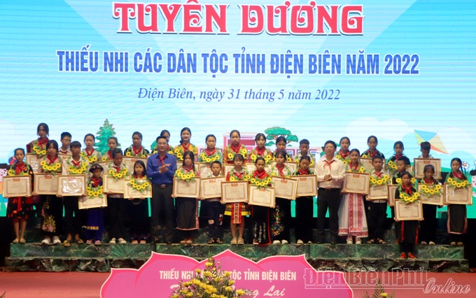 Thiếu nhi tiêu biểu được tuyên dương tại Liên hoan Thiếu nhi các dân tộc tỉnh Điện Biên năm 2022. Ảnh baodienbienphu.info.vn