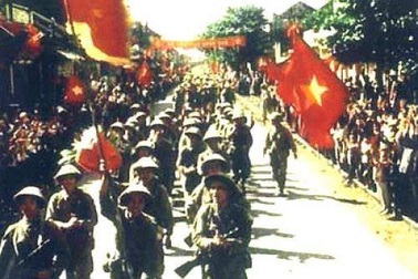 Trưng bày nhiều hiện vật quý về những ngày Thủ đô giải phóng