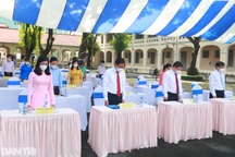 Lãnh đạo, thầy trò ở TPHCM mặc niệm nạn nhân Covid-19 tại Lễ khai giảng