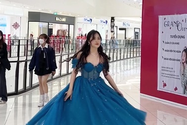 Cô gái khoe clip vui theo trào lưu "mặc váy công chúa vào siêu thị"