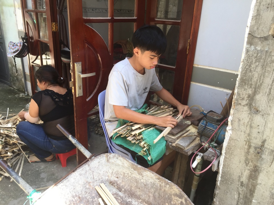 Gặp người thợ cuối cùng của xóm quạt Đà Nẵng - 2 Gặp người thợ cuối cùng của xóm quạt Đà Nẵng - 2