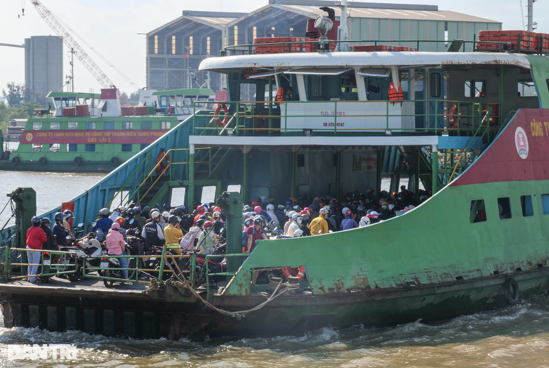 Phà Cát Lái kẹt xe hơn 2km khi người dân trở lại TPHCM sau kỳ nghỉ Tết - 6 Phà Cát Lái kẹt xe hơn 2km khi người dân trở lại TPHCM sau kỳ nghỉ Tết - 6
